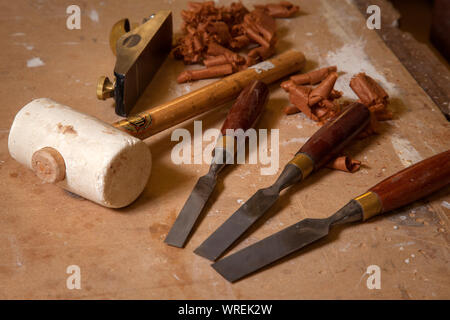 Mallet,ciseaux et un avion, des outils de travail du bois, avec des copeaux de bois sur un charpentier workbench Banque D'Images