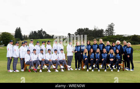 Le capitaine de l'équipe États-unis Juli Inkster (centre gauche) et le capitaine de l'équipe Europe Catriona Matthew (centre droite) posent avec le trophée, vice-capitaines et leur équipe au cours de l'aperçu deuxième jour de la Solheim Cup 2019 à Gleneagles Golf Club, à Auchterarder. Banque D'Images