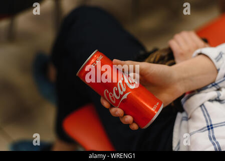 Samara Russie- 04.30.2019 : pouvez du Coca-Cola dans la main de la fille. Pot de soude. Banque D'Images