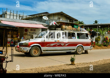 Coron, Palawan/PH - 22 Déc., 2012 : mini-bus surchargés, une vue typique en milieu rural aux Philippines. Banque D'Images