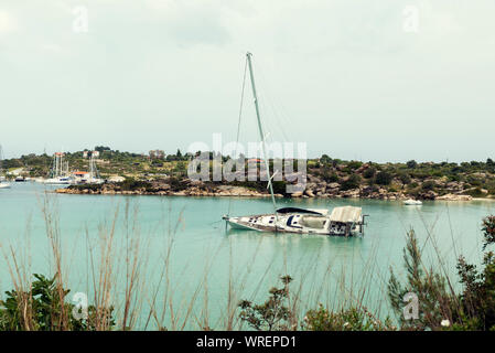 05 mai 2019 La Grèce d'un bateau en train de sombrer dans l'eau de mer en Mer Egée Selective focus Banque D'Images