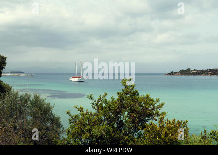 05 mai 2019 Grèce un yacht de voile dans la baie de la mer Egée à Sithonia Selective focus Banque D'Images