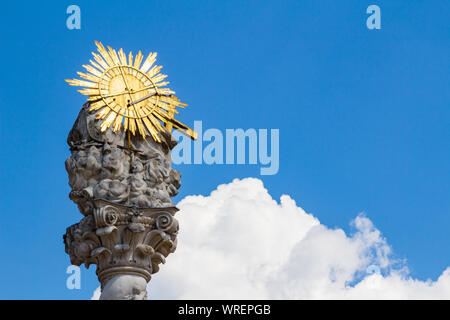 La partie supérieure en métal doré de la statue de la Sainte Trinité, Sopron, Hongrie Banque D'Images