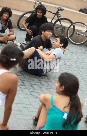 LIMA, PÉROU - 6 mars 2012 : les jeunes hommes non identifiés à l'improvisation dans l'amphithéâtre de la parc Kennedy à Miraflores, le 6 mars 2012 Banque D'Images