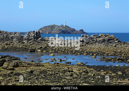 En regardant vers le phare sur l'île Ronde de Pernagie Point et joint de Porth, St. Martin's Island, Îles Scilly, Cornwall, England, UK Banque D'Images