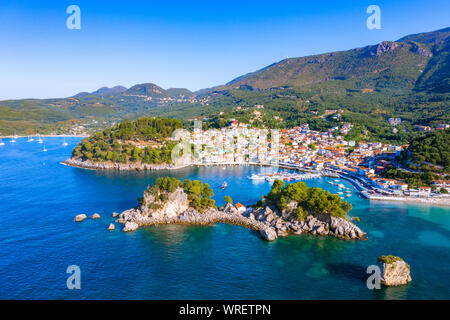 Vue panoramique sur la ville pittoresque de Parga, Grèce Banque D'Images