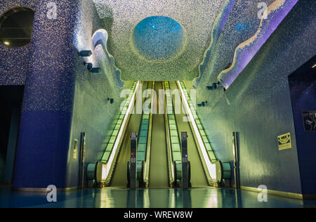 Une photo de l'intérieur de la gare de Tolède, à Naples. Banque D'Images