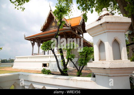 L'architecture magnifiquement fleuri et renforcé la structure de toit avec high gables à Bangkok. Proximité rivière Banque D'Images