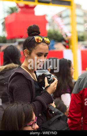 LIMA, PÉROU - Juillet 21, 2013 : jeune femme avec caméra sur le défilé à Miraflores Wong le 21 juillet 2013 à Lima, Pérou. Banque D'Images