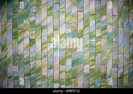 Des échantillons de carreaux de céramique sur les murs des maisons à Barcelone Banque D'Images