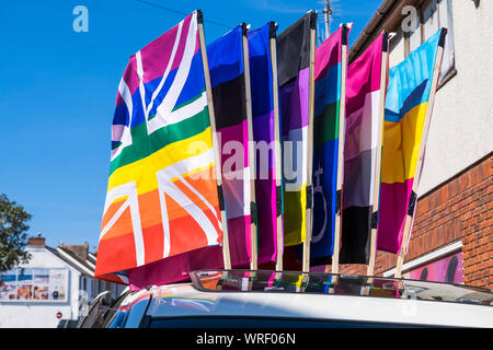 Une sélection de drapeaux colorés relatives aux questions gay utilisé dans la Parade de la fierté à Newquay Cornwall à Cornwall. Banque D'Images