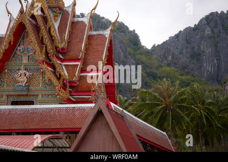 Thai monastère dans la région de temple khao daeng montrant les tendances de l'architecture Thaï délicate. Banque D'Images