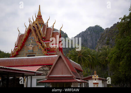 Thai monastère dans la région de temple khao daeng montrant les tendances de l'architecture Thaï délicate. Banque D'Images