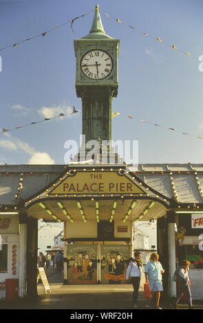 Entrée de la tour de l'horloge à Palace Pier Brighton, East Sussex, Angleterre, Royaume-Uni. Circa 1980 Banque D'Images