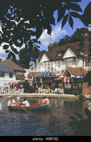 L'ancien pub Jolly Farmer. Aujourd'hui rebaptisé le Weyside. Millbrook, Guildford, Surrey, Angleterre, Royaume-Uni. Circa 1980 Banque D'Images