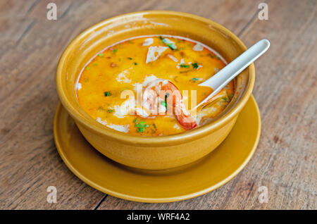 Soupe de crevettes et de citronnelle avec champignons, Tom Yam Kung ,thai food on wooden table Banque D'Images