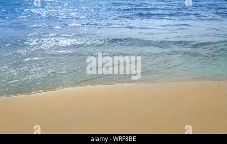 Soft océan vagues sur la plage tropicale de sable propres Banque D'Images