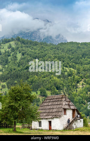 Dans la maison Traditionall Valbona River Valley, partie de la Valbona National Park, dans le nord-est de l'Albanie, Banque D'Images