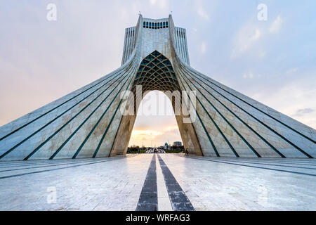 La tour Azadi ou Borj-e Azadi tower ou Monument de la liberté anciennement Tour Shahyad et complexe culturel au coucher du soleil, Téhéran, République islamique d'Iran Banque D'Images