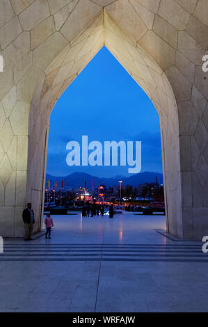 La tour Azadi ou Borj-e Azadi tower ou Monument de la liberté anciennement Tour Shahyad et culturelles complexes, de passage principal au coucher du soleil, Téhéran, République Islamique Banque D'Images