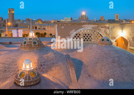 Amir Sultan Ahmad Bathhouse, dômes de toit au coucher du soleil, Kashan, Ispahan Province, République islamique d'Iran Banque D'Images