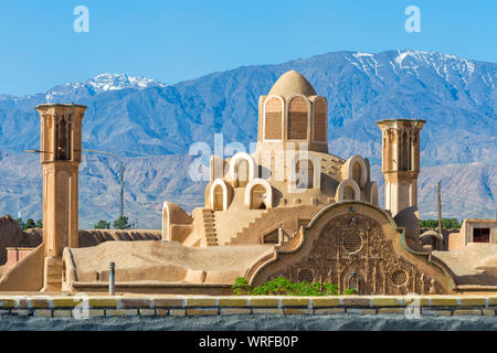 L'ancienne baignoire traditionnelle et du toit de la tour du vent vu de Sultan Amir Ahmad Bathhouse, Kashan, Ispahan Province, République islamique d'Iran Banque D'Images