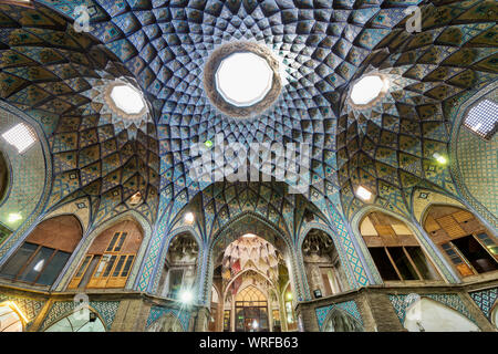 Place centrale avec Khan Amin al-Dowleh Timche dome, vieux bazar Kashan, Ispahan Province, République islamique d'Iran Banque D'Images