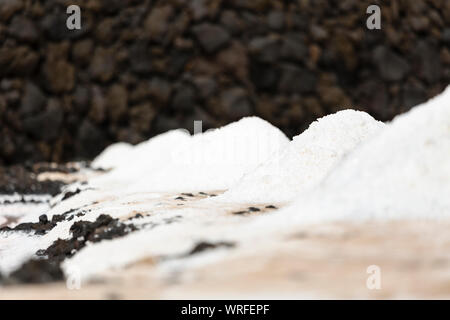 Énorme tas de sel dans les salines de Fuencaliente, La Palma, Espagne avec l'accent sur la deuxième pile. Banque D'Images