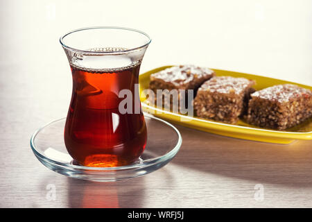 Thé noir parfumé dans un verre Banque D'Images