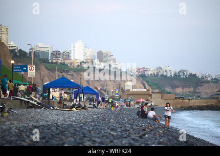 LIMA, PÉROU - le 2 avril 2012 : personnes non identifiées sur la côte rocheuse du Pacifique de Miraflores le 2 avril 2012 à Lima, Pérou. Banque D'Images