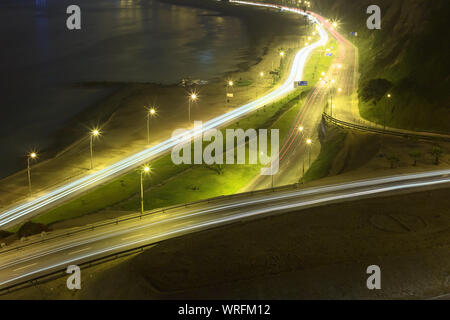 LIMA, PÉROU - 7 mai 2012 : les Avenues Circuito de Playas et Bajada Armendariz à la frontière des quartiers Miraflores et Barranco de nuit Banque D'Images