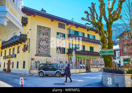 ST GILGEN, Autriche - 23 février 2019 : l'extérieur de l'hôtel historique Christerbauer et restaurant, décoré de quatre évangélistes et de l'image de clôture Banque D'Images