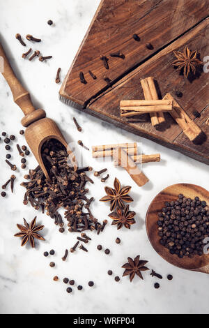 Ensemble d'épices sur table de marbre. L'anis étoilé, cannelle, girofle et poivre noir pour la cuisine. Vue d'en haut Banque D'Images