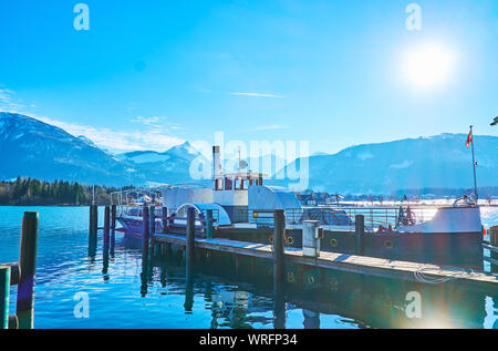 Le vintage est fixé à un traversier sur le chantier du lac Wolfgangsee, St Wolfgang, Salzkammergut, Autriche Banque D'Images