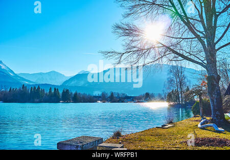 La promenade au bord du lac avec une vue sur la surface ridée brillant d'azure du lac Wolfgangsee, qui reflètent les rayons du soleil, St Wolfgang, Salzkammergut, Autriche Banque D'Images