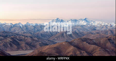 Lever du soleil au-dessus de deux des plus hautes montagnes du monde - Cho Oyu et Gyachung Kang, vu depuis le Tibet. Banque D'Images