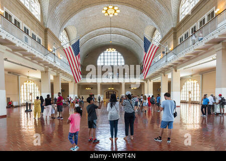 Ellis Island New York, vue de touristes à l'intérieur de la chambre d'enregistrement d'Ellis Island Musée National de l'Immigration, New York City, USA Banque D'Images