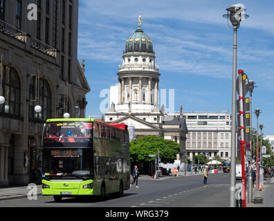 Berlin, Allemagne. 12 mai, 2019. Une ligne de bus 1 de l'Hop-on Hop-off de visite s'étend de la Gendarmenmarkt sur Markgrafenstraße, dans l'arrière-plan la cathédrale française. Credit : Soeren Stache/dpa-Zentralbild/ZB/dpa/Alamy Live News Banque D'Images