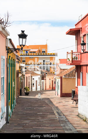Belles maisons colorées renouvelé dans les rues de Los Llanos, La Palma, Espagne lors de siesta. Banque D'Images