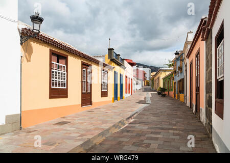 Belles maisons colorées renouvelé dans les rues de Los Llanos, La Palma, Espagne lors de siesta. Banque D'Images