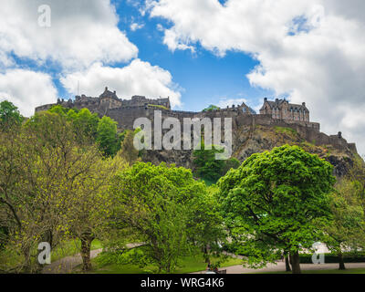 Le Château d'Édimbourg en Écosse, Royaume-Uni vu de la Princes Street Gardens sur une journée ensoleillée. Banque D'Images