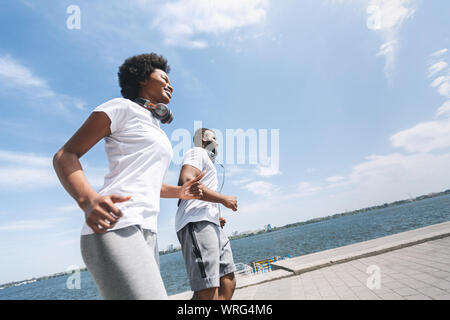 Cheerful Black Couple le long de River Bank Banque D'Images