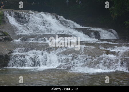 Chute d'eau d'un ruisseau dans Mawlyuuong, Haïfa, Shillong, Milky Way Banque D'Images