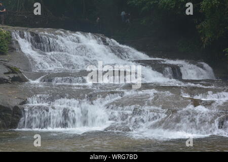 Chute d'eau d'un ruisseau dans Mawlyuuong, Haïfa, Shillong, Milky Way Banque D'Images