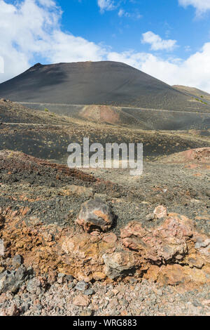 Vue depuis le volcan Teneguia dans le sud de La Palma au volcan San Antonio avec ciel bleu. Banque D'Images