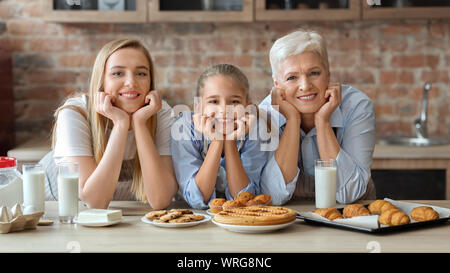 Heureux famille aimante préparent ensemble boulangerie Banque D'Images