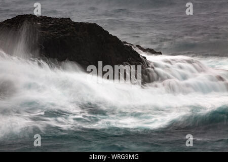 L'exposition longue vue détaillée de grands vagues éclaboussant les rochers à Playa de Nogales à La Palma, Espagne. Banque D'Images