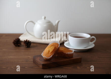 Cup cakes isolé sur table en bois avec plateau pot cup Banque D'Images