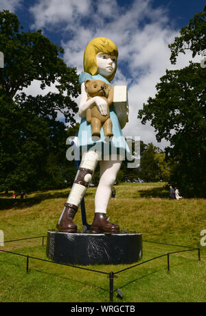 Yorkshire Sculpture Park - Damien Hirst's 'Charity' en fonction de la collection de la société Spastics fort des années 60 Banque D'Images