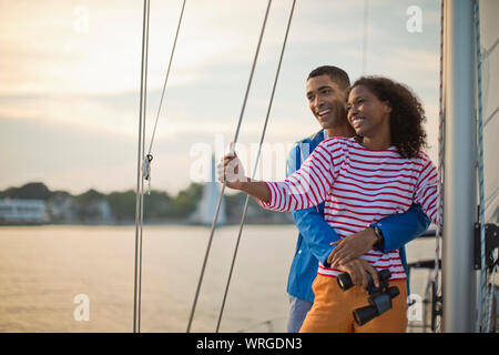 Smiling young couple embracing sur un voilier. Banque D'Images